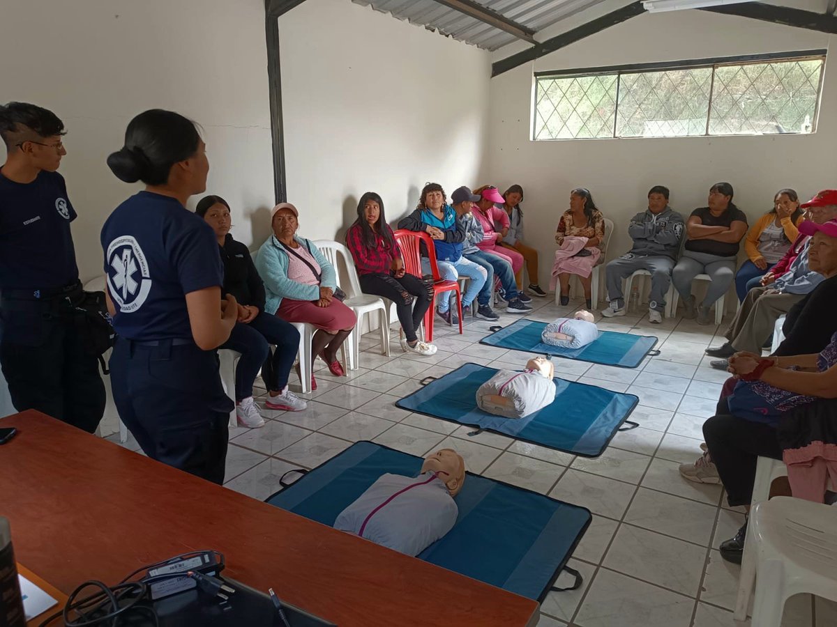 EMGIRSEP's tweet photo. 🤝 #QuitoConciente | La @UTEoficial realizó un taller práctico de 'Técnicas de Gestión de Riesgos y Primeros Auxilios Básicos' a recicladores de la Estación de Transferencia Norte (ETN), para fortalecer su capacidad de reacción ante posibles emergencias durante el ejercicio de sus funciones.
#QuitoRenace