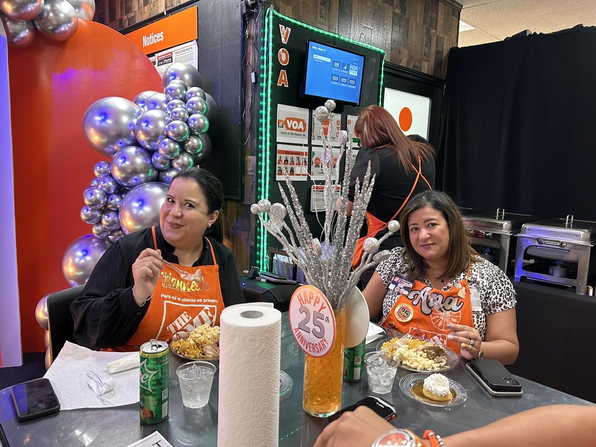 JoanericJ's tweet photo. Tuvimos una visita muy especial de parte de @nannetteramire1 y @ANA_JIMENEZ4 ✨

¡Espero hayan disfrutado el ratito!

#DHRM #DM #281 #HomeDepot #HomeDeporPuertoRico #PuertoRico #25Anniversary https://t.co/hmSy0Jutl1