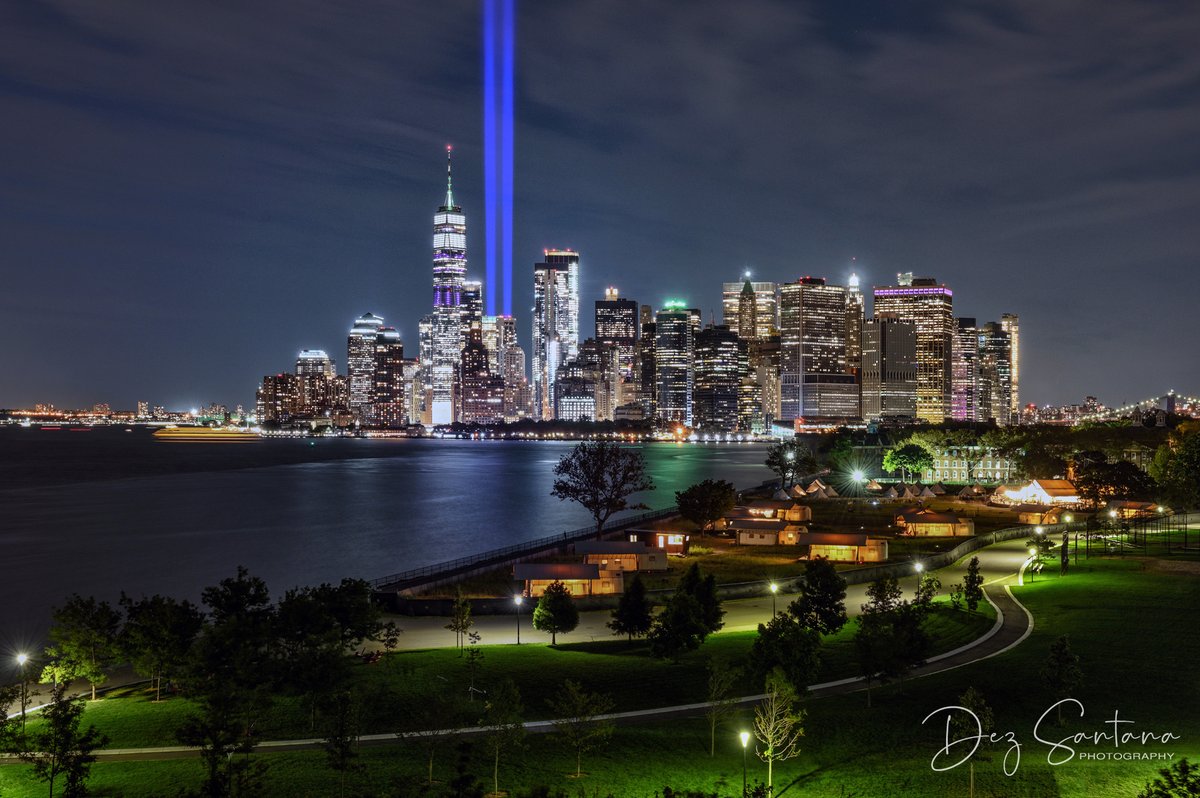 DezSantanaPhoto's tweet photo. Since lighting &amp; thunder is preventing me from going out to photograph the Tribute In Light, I'm going to share my favorites over the years #neverforget #tributeinlight

NEVER EVER FORGET 🙏🏽 
@OneWTC @Sept11Memorial @FDNY @NYPDnews https://t.co/oKs3ymUQMF