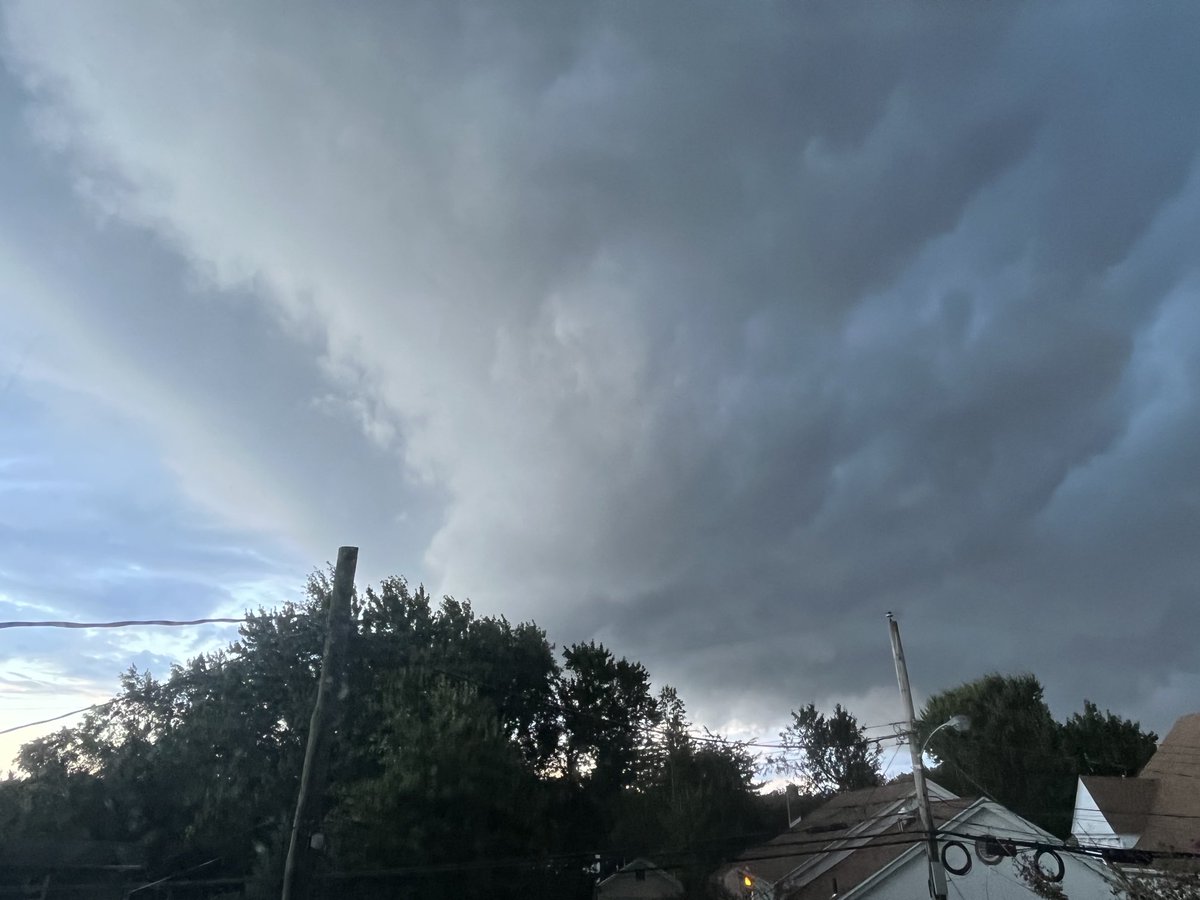 I was able to snap these shots of storm cloud that was forming over Leonardo about 5 mins ago. Missed the better angles by seconds unfortunately.There was a visible updraft on the SE end of the cloud but no rotation with it. ⁦<a href="/News12NJ/">News12NJ</a>⁩ ⁦⁦⁦<a href="/weatherchannel/">The Weather Channel</a>⁩