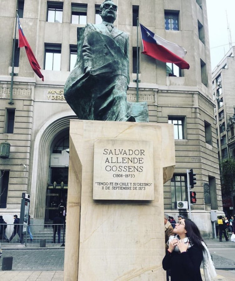 Foto desde la tumba de Víctor Jara. Su muerte a manos de la dictadura es un trágico recordatorio de la lucha por la justicia y la libertad. Su música y valentía perduran como inspiración para nunca olvidar, especialmente hoy que recordamos a #SalvadorAllende.