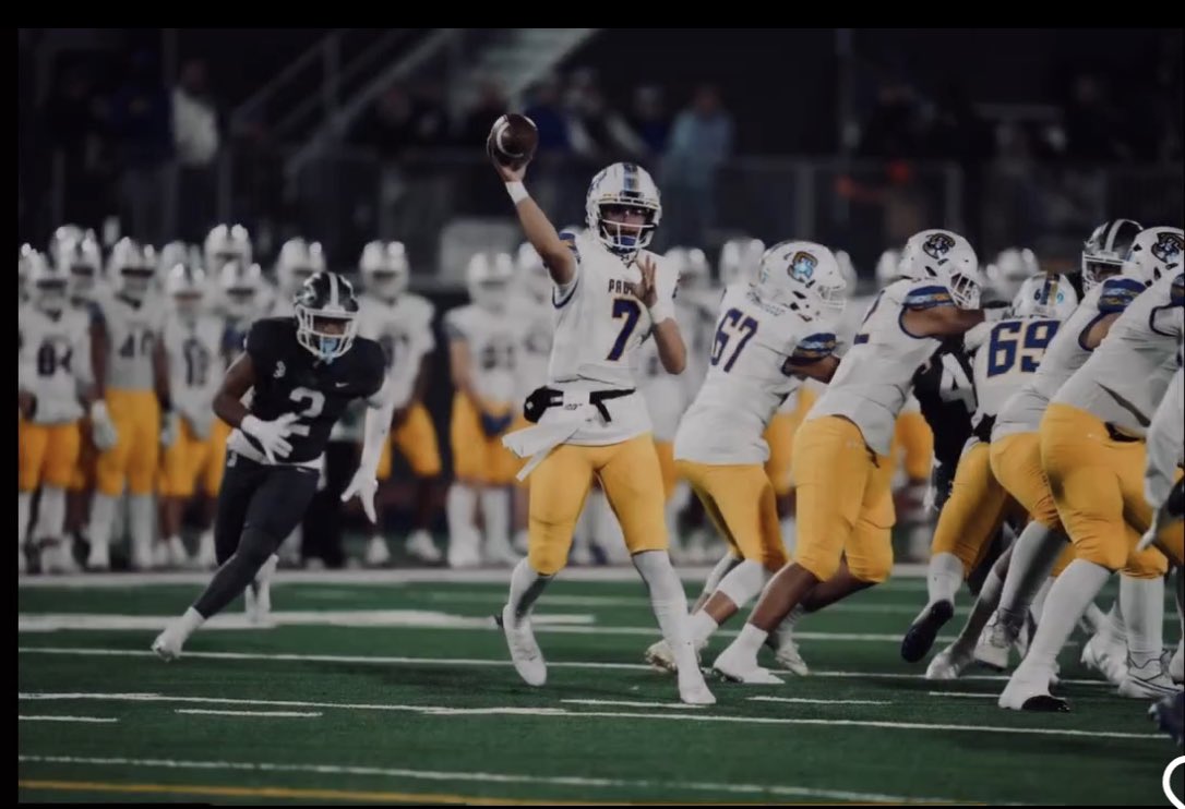 Kali_SaS_'s tweet photo. Central Coast Sections Best? Maealiuaki Smith from Northern California’s Junipero Serra in San Mateo CA is off to a stellar start his senior year…. The school that also produced Tom Brady… At 6’4  200lbs the gun slinger passed for 3791 yards and 43 tds his junior year…. https://t.co/TgAk9WRqF6