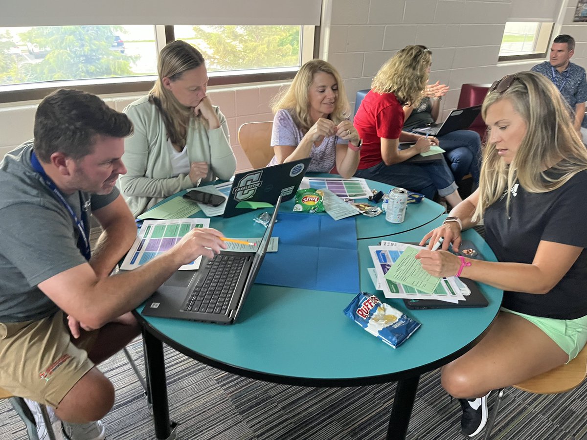 farquharms's tweet photo. 💙FMS💛 teachers are #onthemove preparing instruction that meets the needs of ALL learners from the outset! 💯 #UDL #macrolearning @MCPS_LeadLearn @CAST_UDL @FMS_ActingAP @Farquhar_AP https://t.co/B5tB6Fa7tB