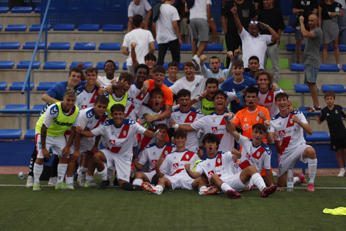 Después de mucho esperar el finde pasado empezamos esta bonita andadura por la División de Honor!! Victoria en nuestro estreno en un campo muy complicado!! Enorme trabajo de todos!! #VamosRayo ⚡️ <a href="/RMajadahonda/">CF Rayo Majadahonda 🤍⚡️💙</a> 💻⚽️