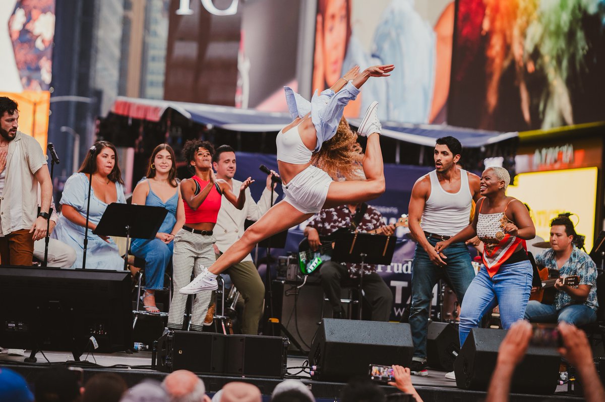 TimesSquareNYC's tweet photo. CURTAIN UP 🎉 celebrated Broadway in a big way this weekend! 🌟 Thank you to our partners @playbill, @BroadwayLeague and @Prudential for putting on 3 days of amazing performances 🎭 and thanks to all our Broadway Fans! #CurtainUpBway

📸  Heather Gershonowitz &amp; Michaeleh Reynolds https://t.co/6ySzKdIwly
