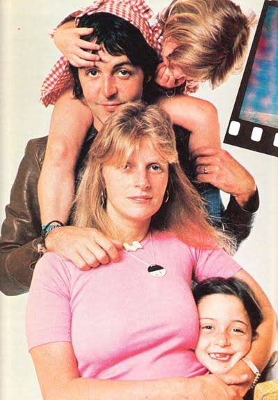 dailyeastman's tweet photo. linda and paul mccartney with their daughters mary and stella, in 1976. https://t.co/jUkaevdfT2