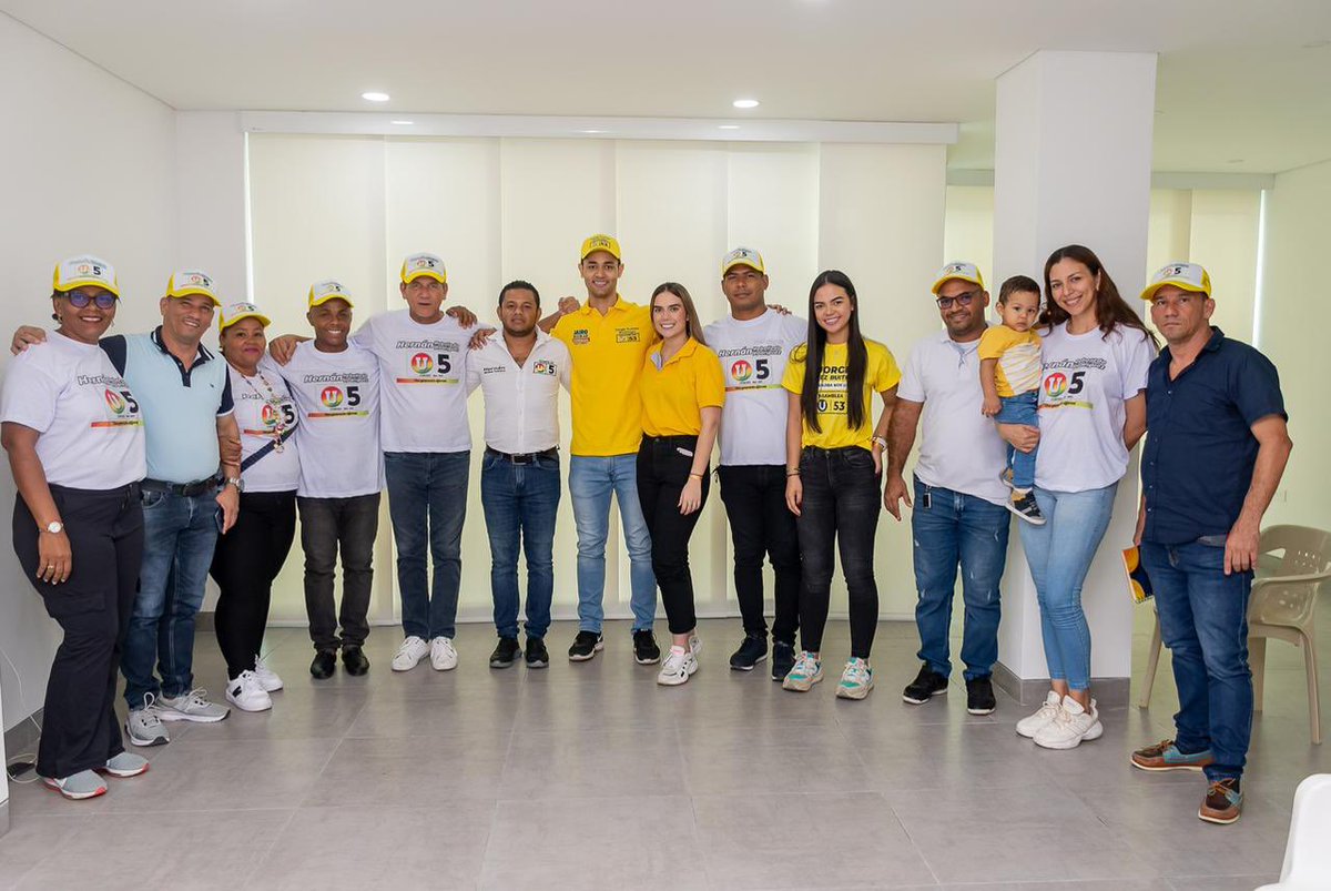 jsuarezbuitrago's tweet photo. ¡Bienvenidos al equipo de la unión!
El candidato al concejo de Riohacha por el partido de la U Hernando Rebolledo, y su equipo de trabajo hoy se suman a éste proyecto, creyendo en que #LaGuajiraNosUne. Sellamos esta alianza con fe y ganas de trabajar por la Guajira #U53 https://t.co/AwNHXcFOtw