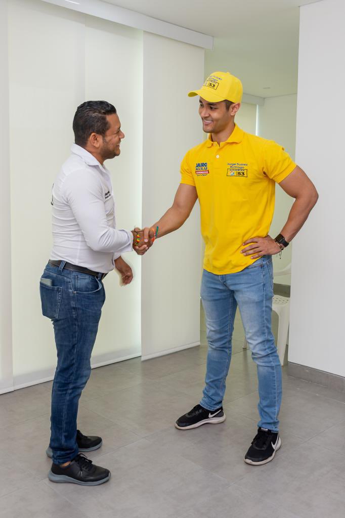 jsuarezbuitrago's tweet photo. ¡Bienvenidos al equipo de la unión!
El candidato al concejo de Riohacha por el partido de la U Hernando Rebolledo, y su equipo de trabajo hoy se suman a éste proyecto, creyendo en que #LaGuajiraNosUne. Sellamos esta alianza con fe y ganas de trabajar por la Guajira #U53 https://t.co/AwNHXcFOtw