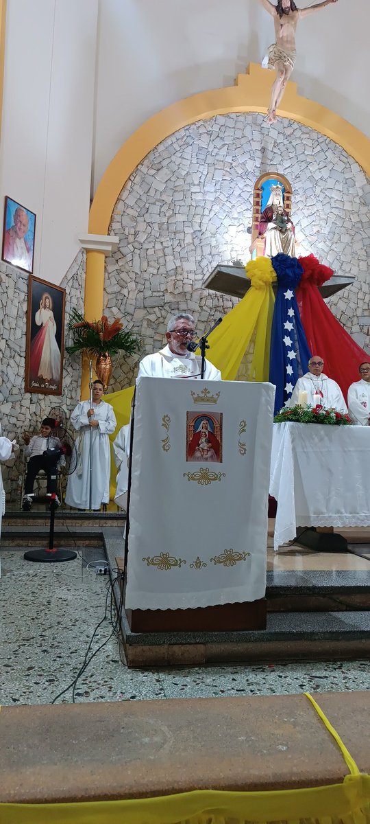 DiocesisPC's tweet photo. #VirgenDeCoromoto 
#PatronaDeVenezuela 
#371Años
Rito de Conclusion Sacerdote Carlos Faneite, La bendición de nuestro Obispo Saúl Figueroa Albornoz https://t.co/Y4ipJXNev4