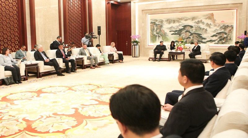 Venezuela plantea cooperación directa con empresas de Shandong

#ConMaduroMásAmistad

vtv.gob.ve/venezuela-shan…