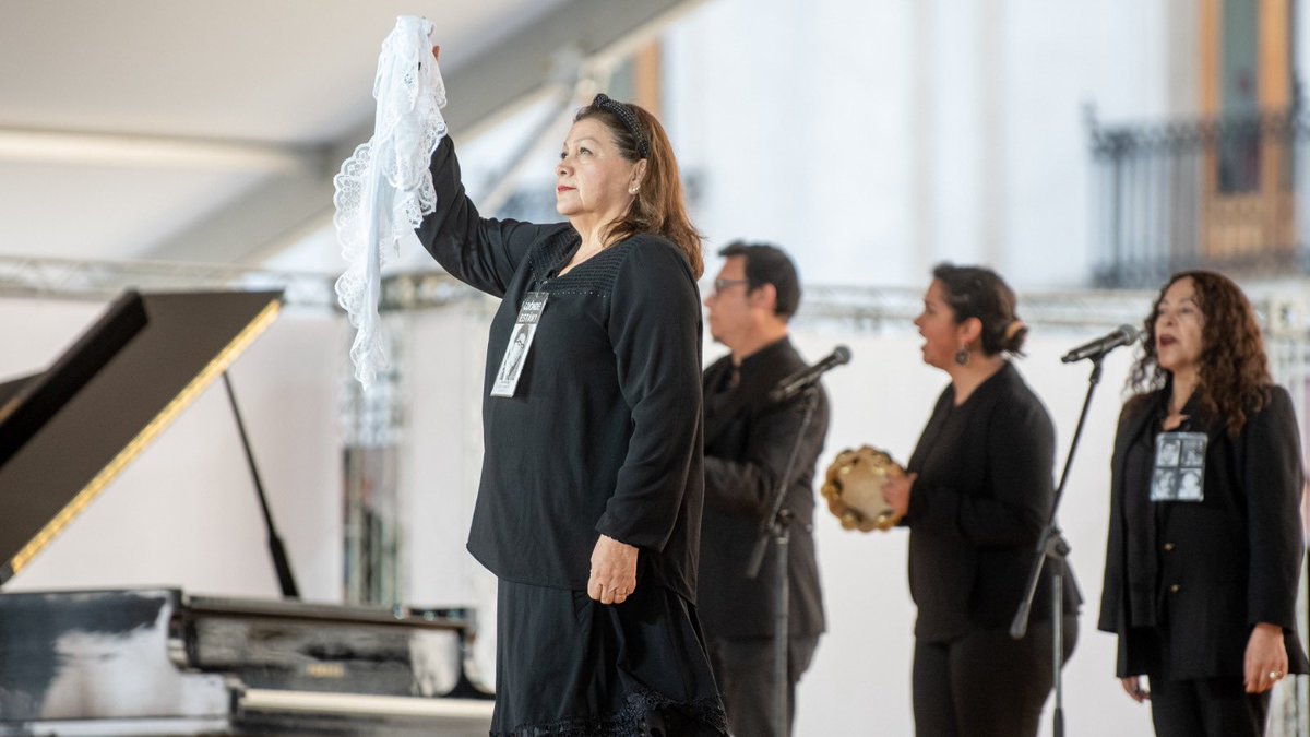 Hoy conmemoramos #50AñosDelGolpe recordando y homenajeando a las víctimas de la dictadura, y reafirmando nuestro compromiso con la protección de los derechos humanos y con seguir avanzando en verdad, justicia, reparación y no repetición, para que #NuncaMás.

#DemocraciaSiempre 🌹