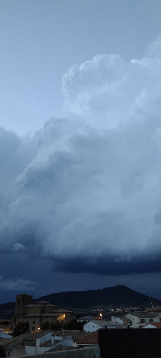 victorgoiko's tweet photo. Buen muro de nubes, parece que de momento por aquí hoy hemos librado @ibericFaunusNat @Meteonavarra_ @ElTiempoNavarra @Noainmeteo @alvarion88 https://t.co/724anN8njn
