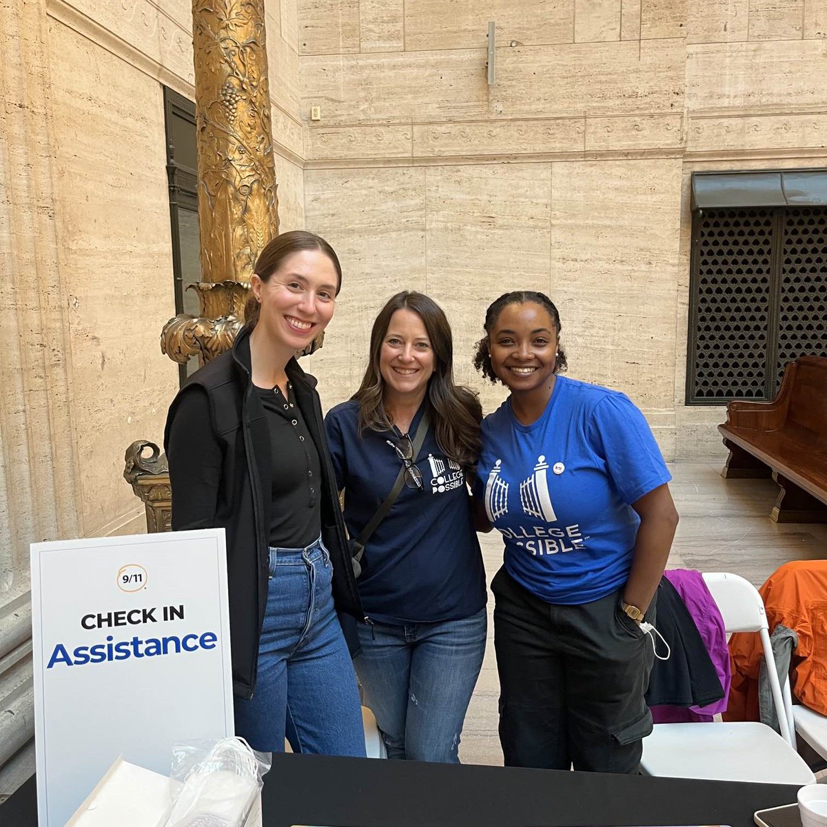 CollPossibleCHI's tweet photo. On this #911Day College Possible Chicago joined @ServeIllinois to honor the lives of those we lost on September 11. Our staff and @AmeriCorps members teamed up with hundreds of volunteers from across the city to pack meals for local food banks. #AmeriCorps #Volunteer #Service https://t.co/SpEGKdenTb