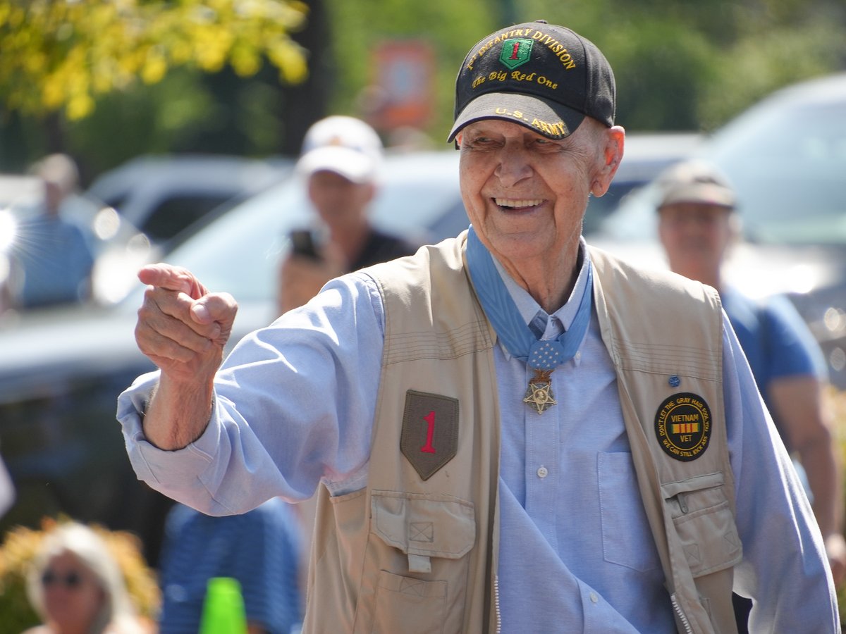 ChattanoogaPD's tweet photo. 55 years in the making and long-overdue, Captain Larry Taylor received the Medal of Honor and his hometown honored him with a parade, ceremony, and joyous celebration. 

We salute you, Captain Taylor! https://t.co/DCdLkCR8HX