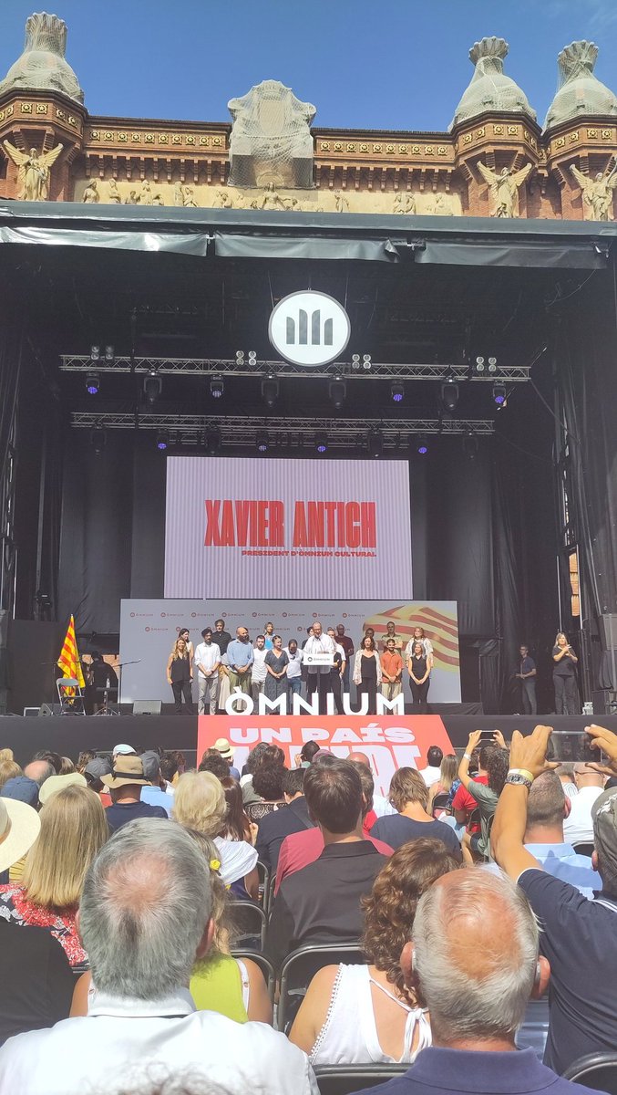 Mobilitzats al Maresme i arreu per un país lliure. Avui hem participat en les ofrenes flors de Mataró, Alella, El Masnou, Teià, Premià de Mar i Premià de Dalt i a la mobilització a Barcelona.