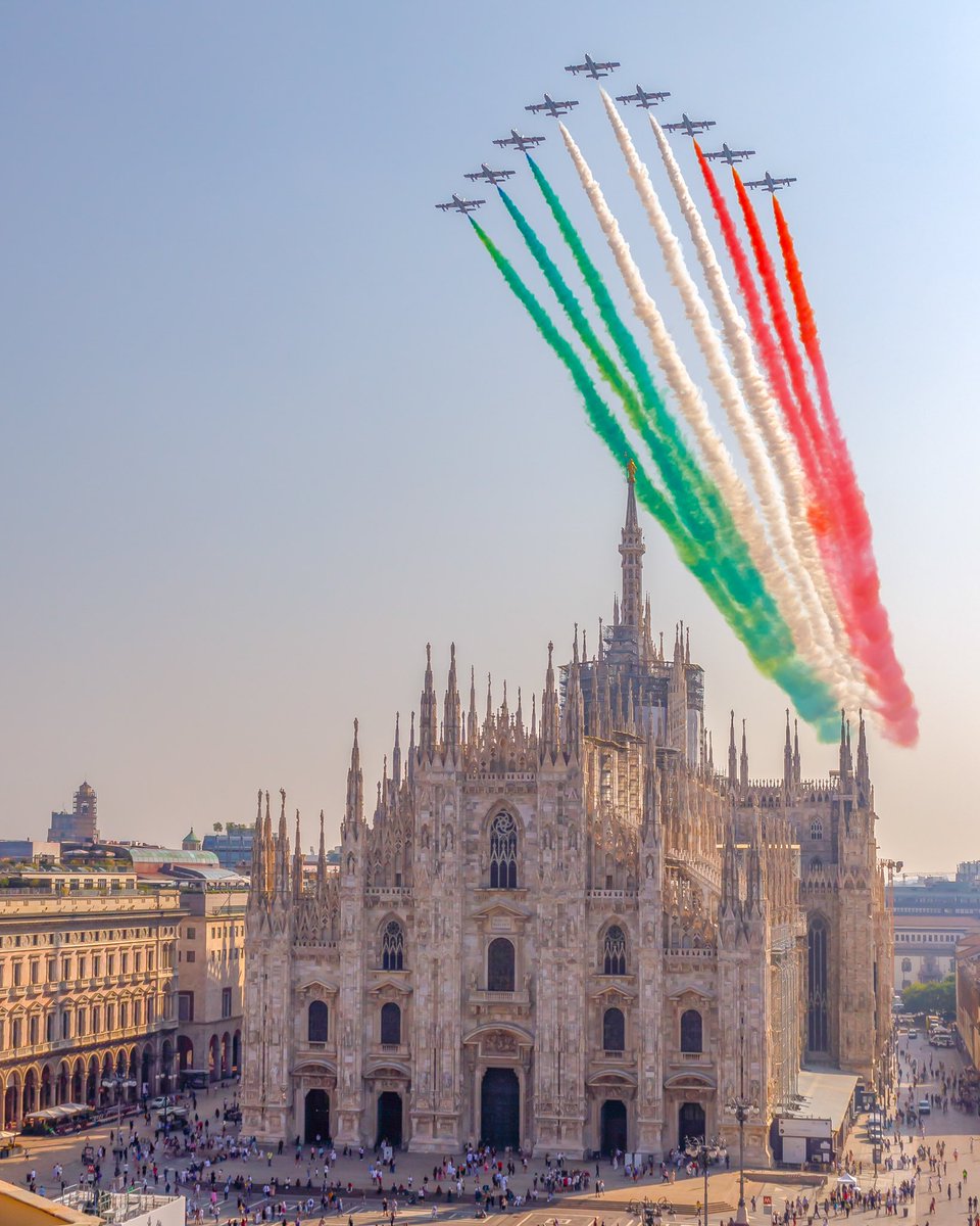 Le frecce tricolori sorvolano Milano. #FrecceTricolori #Italia #Milano #duomo @Italia @DuomodiMilano @FrecceTricolori