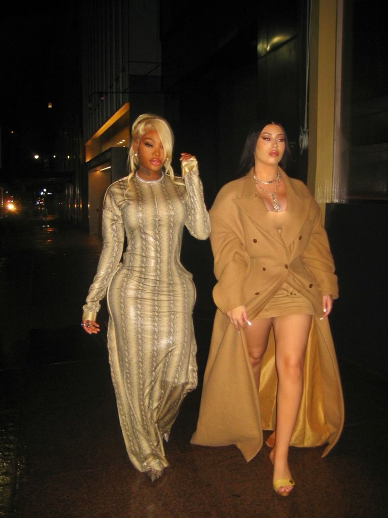 IAMSUMMERWALKER's tweet photo. Summer fashion week https://t.co/Os3yfW2DAw