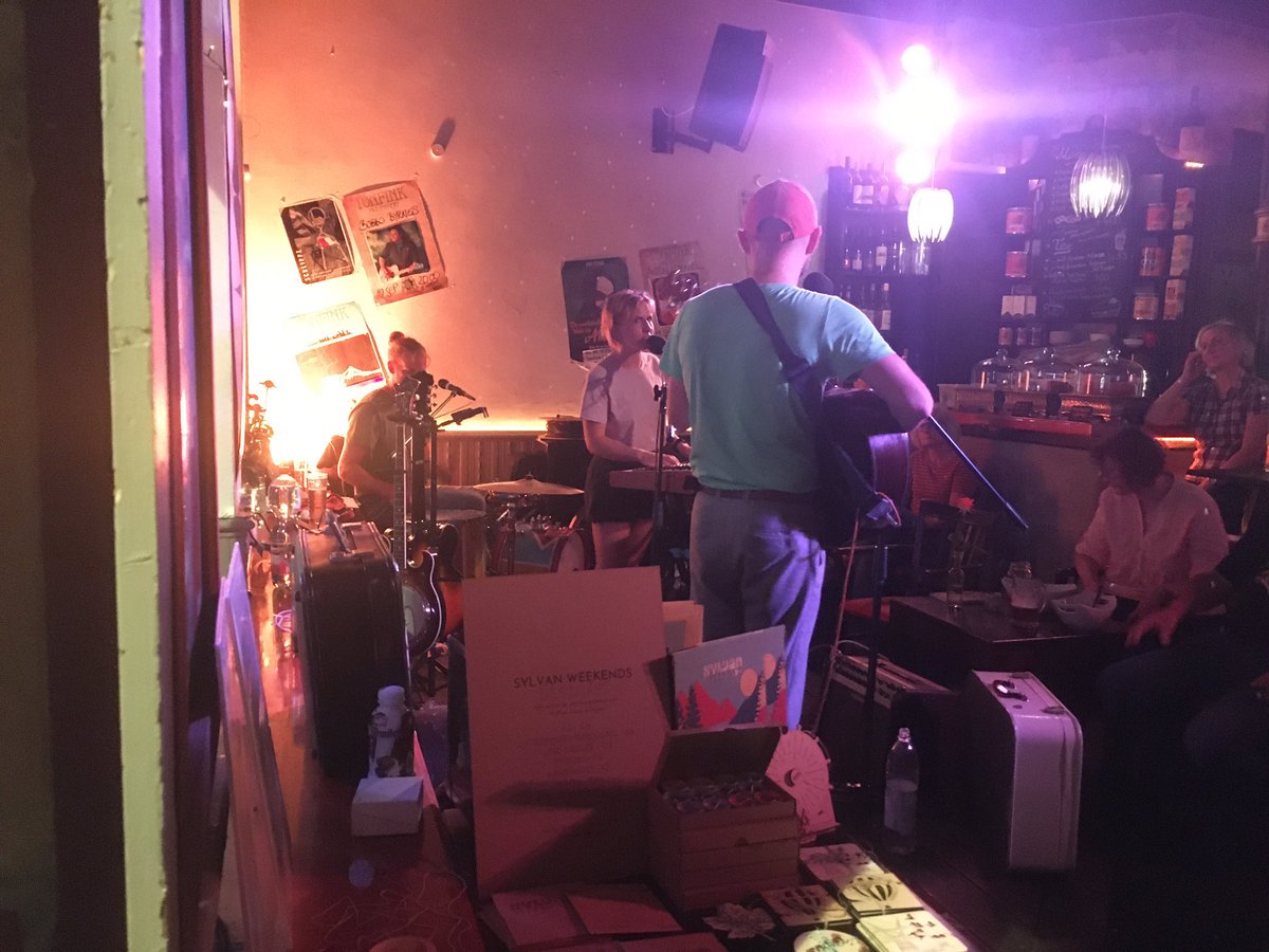 Who would have expected that? A tiny little north German pub hosts an amiably charming band that’s on its way into the ears and hearts of Indie folk aficionados. <a href="/sylvanweekends/">Sylvan Weekends</a> playing the Tonfink in Luebeck, Germany. Gimme more of that tune!