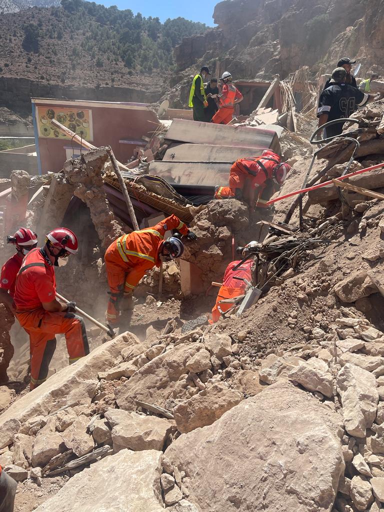 FCDOGovUK's tweet photo. British search and rescue experts from @UK_ISAR_TEAM are on the ground in Morocco supporting the earthquake response. 

The teams have been treating injured people and searching for survivors in collapsed buildings in affected areas in the High Atlas. https://t.co/A4dxu2YrQo