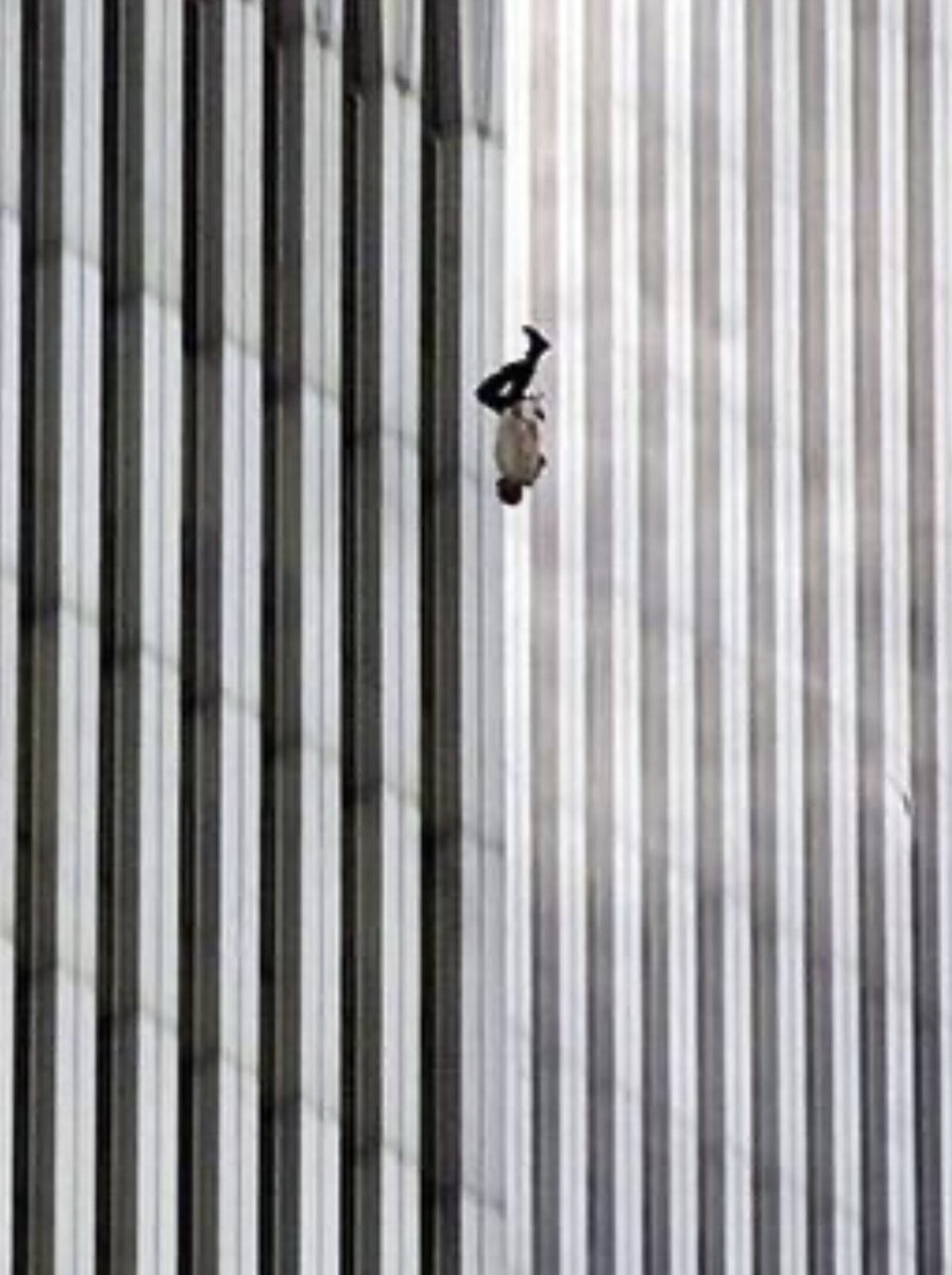 rosenwald_eric's tweet photo. “The Falling Man”
200 people jumped/fell from the World Trade Center on September 11, 2001.
Photo by Richard Drew for @APNews
#September11Attacks #911Anniversary #911Memorial #fallingman https://t.co/on1ulAvNpp