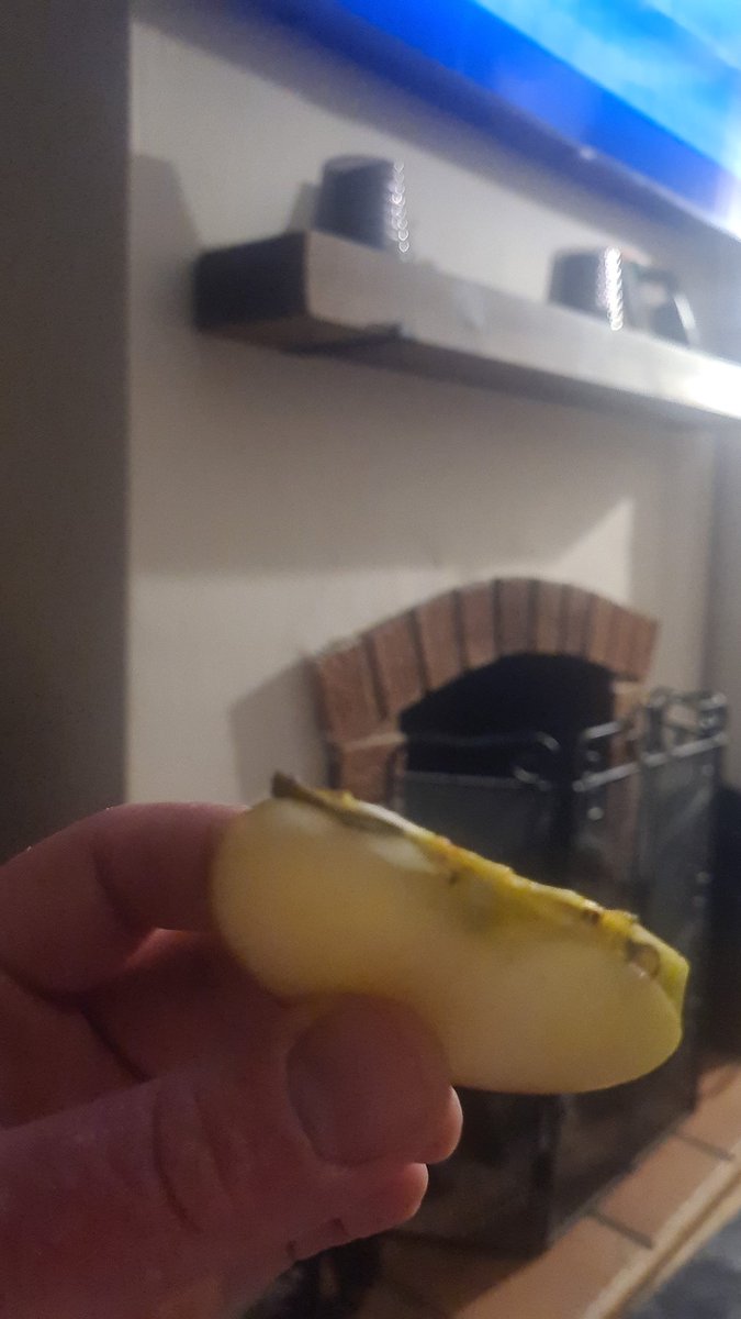 danthfc99's tweet photo. @sainsburys bought a pack of the pink lady apple slices, nearly every slice has the core and seeds attached. I know I could cut off myself but got these for ease. https://t.co/vDJXCpvwp4