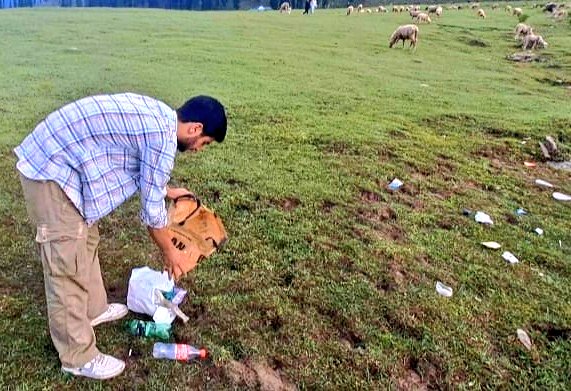 liveforothers15's tweet photo. •||• Environmental Cleanliness begins with each individual desire to be clean 🌱.
Here are some glimpse from Kashmir team LFO-BHF •||•
Supported by @tallajewellers
#clean #cleanenvironment #care #cleaneverything #cleanindia #environment #gogreen #plantbased #plantatree https://t.co/nzuUo9uH5Y