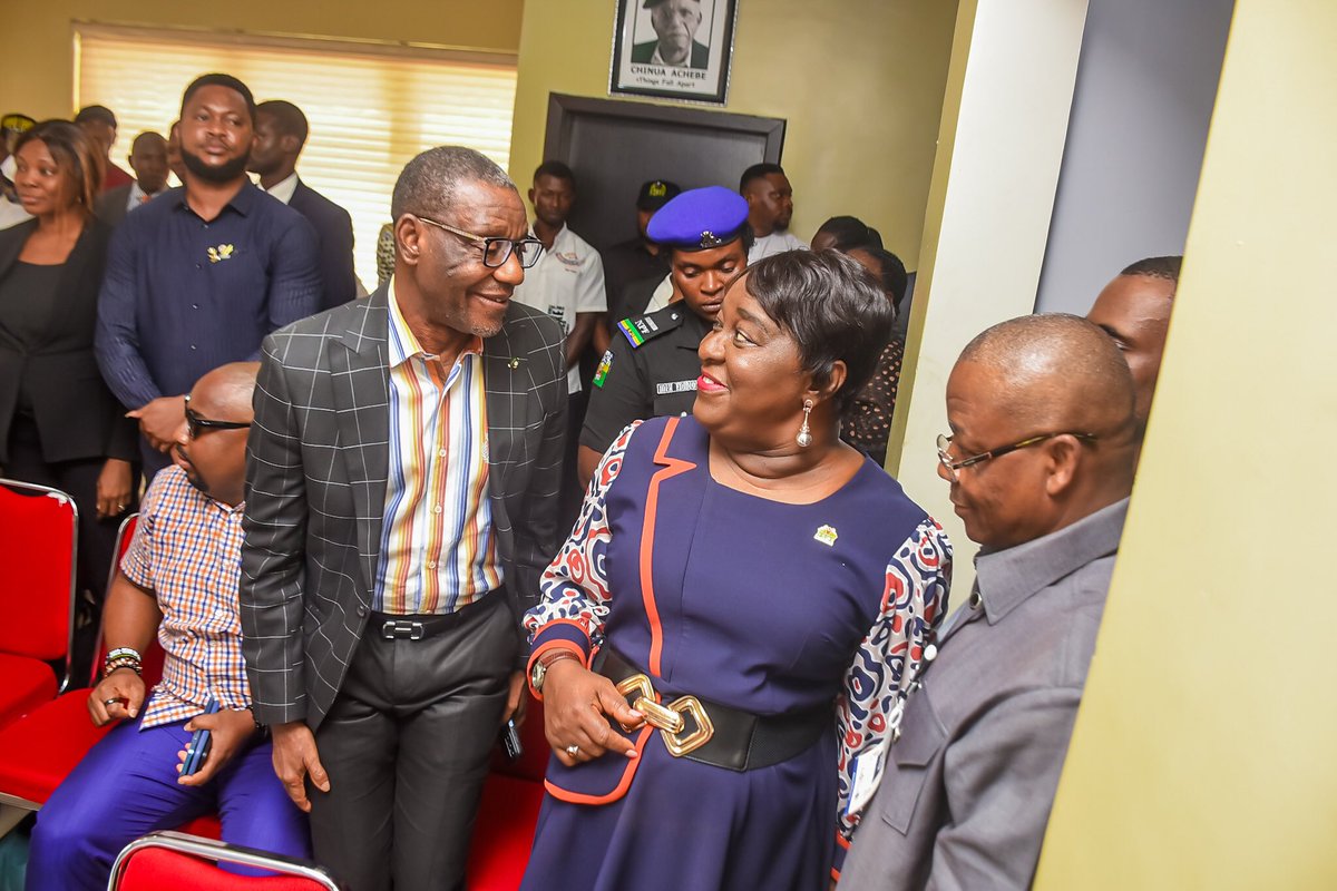 johnnieobot's tweet photo. Wife of Akwa Ibom State Governor, Pastor (Mrs) Patience @_PastorUmoEno came by to show solidarity.
This is indeed a morale booster for the #Readmania team.
#JohnObotReadsAloud https://t.co/tX52oWhScb