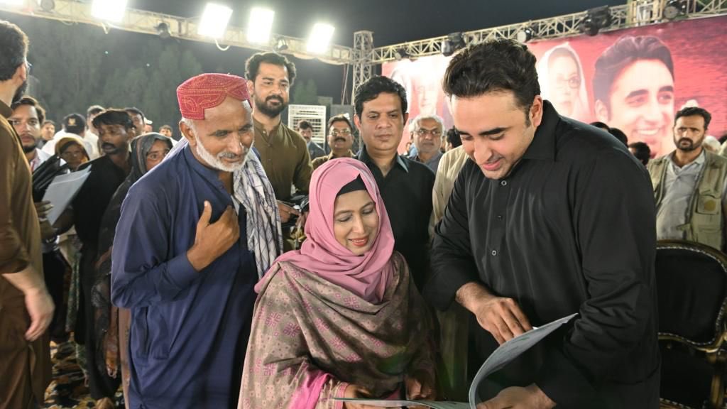 BBhuttoZardari's tweet photo. آج سکھر کے جناح اسٹیڈیم میں بیراج کی نہروں کے اطراف عدالتی حکم پر ہونے والے تجاوزات کے خلاف آپریشن کے نتیجے میں بے گھر سات ہزار متاثرین سمیت بشیرآباد اور راجو ماڑواڑی گوٹھ کے سینکڑوں افراد میں پلاٹوں کی تقسیم ہمارے “اپنا گھر اپنی زمین” کے وعدے کی تکمیل کی جانب ایک روشن قدم ہے۔
انشاء ﷲ عوام کی طاقت سے آئندہ انتخابات میں کامیاب ہوکر پاکستان کے تمام مسائل کو حل کریں گے۔
