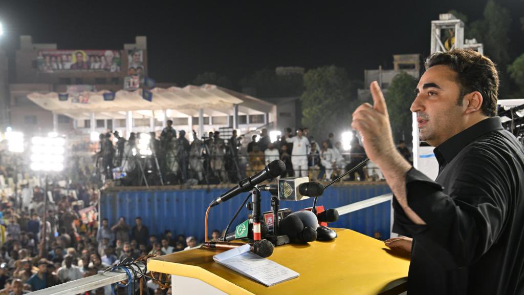 BBhuttoZardari's tweet photo. آج سکھر کے جناح اسٹیڈیم میں بیراج کی نہروں کے اطراف عدالتی حکم پر ہونے والے تجاوزات کے خلاف آپریشن کے نتیجے میں بے گھر سات ہزار متاثرین سمیت بشیرآباد اور راجو ماڑواڑی گوٹھ کے سینکڑوں افراد میں پلاٹوں کی تقسیم ہمارے “اپنا گھر اپنی زمین” کے وعدے کی تکمیل کی جانب ایک روشن قدم ہے۔
انشاء ﷲ عوام کی طاقت سے آئندہ انتخابات میں کامیاب ہوکر پاکستان کے تمام مسائل کو حل کریں گے۔