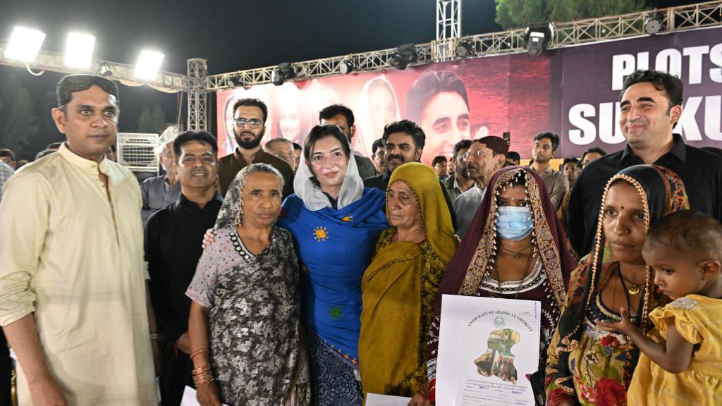 BBhuttoZardari's tweet photo. آج سکھر کے جناح اسٹیڈیم میں بیراج کی نہروں کے اطراف عدالتی حکم پر ہونے والے تجاوزات کے خلاف آپریشن کے نتیجے میں بے گھر سات ہزار متاثرین سمیت بشیرآباد اور راجو ماڑواڑی گوٹھ کے سینکڑوں افراد میں پلاٹوں کی تقسیم ہمارے “اپنا گھر اپنی زمین” کے وعدے کی تکمیل کی جانب ایک روشن قدم ہے۔
انشاء ﷲ عوام کی طاقت سے آئندہ انتخابات میں کامیاب ہوکر پاکستان کے تمام مسائل کو حل کریں گے۔