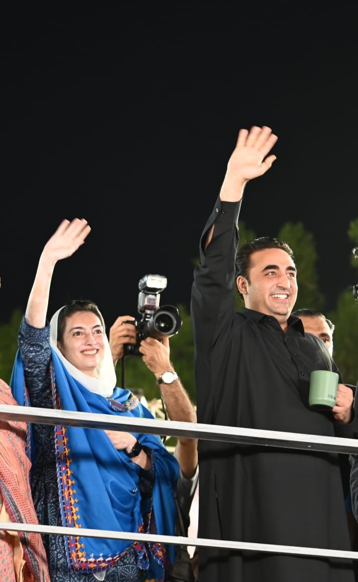 BBhuttoZardari's tweet photo. آج سکھر کے جناح اسٹیڈیم میں بیراج کی نہروں کے اطراف عدالتی حکم پر ہونے والے تجاوزات کے خلاف آپریشن کے نتیجے میں بے گھر سات ہزار متاثرین سمیت بشیرآباد اور راجو ماڑواڑی گوٹھ کے سینکڑوں افراد میں پلاٹوں کی تقسیم ہمارے “اپنا گھر اپنی زمین” کے وعدے کی تکمیل کی جانب ایک روشن قدم ہے۔
انشاء ﷲ عوام کی طاقت سے آئندہ انتخابات میں کامیاب ہوکر پاکستان کے تمام مسائل کو حل کریں گے۔