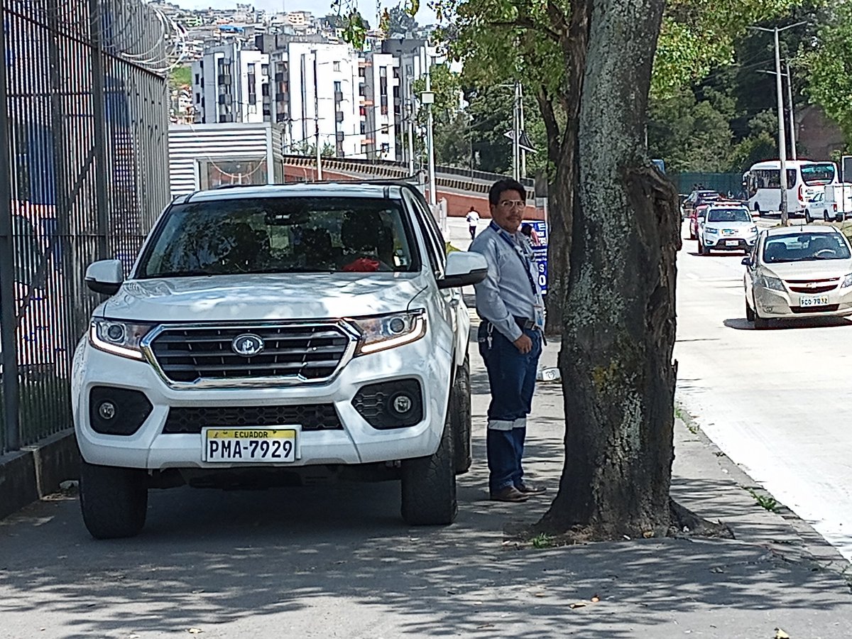 Estimado <a href="/pabelml/">Pabel Muñoz L.</a> y <a href="/MunicipioQuito/">Municipio de Quito</a> hasta cuándo la prepotencia de ciertos servidores, obstaculizan la acera completamente y se le pide que no lo haga y salen a amenazar, sur de Quito intercambiador Guajalo. Ya pongan ejemplo. Gracias buena semana