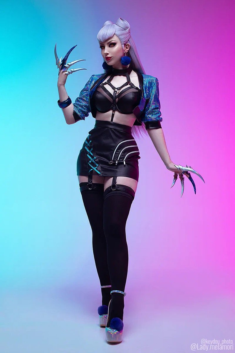 Modelo melamori.cosplay fez um sedutor cosplay da Evelynn de League of Legends - Critical Hits