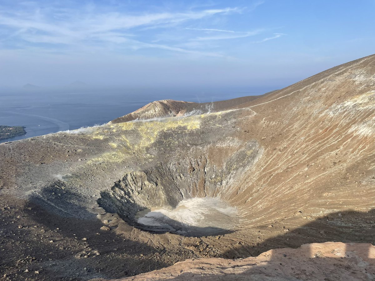 a very dusty sweaty couple of days up Vulcano and Stromboli with the @AIVulcan but totally worth it for those lava fountains and Aeolian views! Even found a @Nemiwall !!