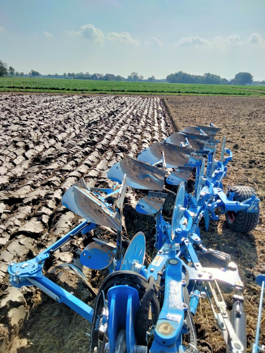 bart_dalen's tweet photo. Vandaag de nieuwe #lemken Juwel in bedrijf gesteld! Even geen 🥔 &amp; 🧅 oogst. Dus mooi moment en droge omstandigheden om de dikke vette klei op wintervoor te ploegen🚜 https://t.co/TnOtyL0X6L