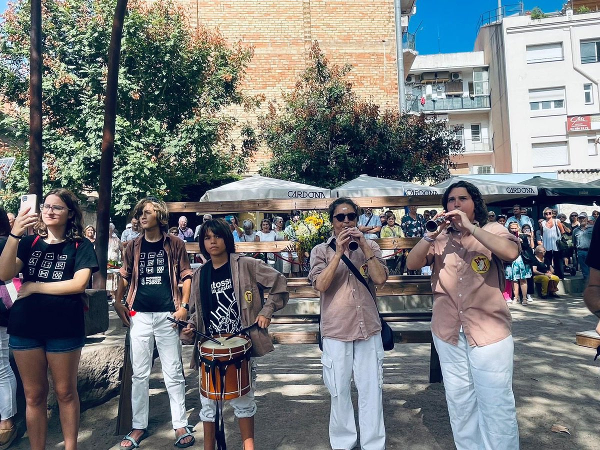 Matossers's tweet photo. Bona diada de part de totes i tots els matossers!

Avui hem fet un pilar a la Plaça del Palau en el marc de l'ofrena de flors.

Hem pogut gaudir de l'ambient junt amb altres entitats del poble.

Visca Catalunya!
 
#castells #castellers #diada #Matossers #11s #MolinsdeRei https://t.co/PNyVpEXm6v