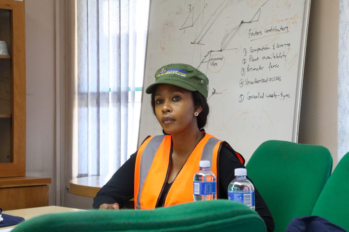 MbaliHlopheSA's tweet photo. Ke banna bastraata 🧹
Spent the day with MMC Jack at Pick it Up facilities & later in Tshwane looking at the state of our landfills in the two metros.
#WasteToEnergy #BontleKeBotho
#CleanandGreenEnvironment https://t.co/ONIEqjpFr0