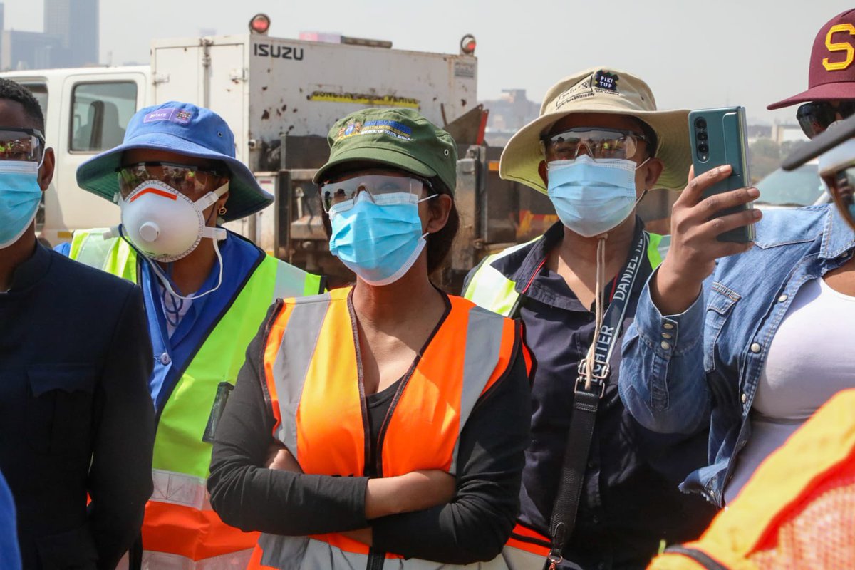MbaliHlopheSA's tweet photo. Ke banna bastraata 🧹
Spent the day with MMC Jack at Pick it Up facilities & later in Tshwane looking at the state of our landfills in the two metros.
#WasteToEnergy #BontleKeBotho
#CleanandGreenEnvironment https://t.co/ONIEqjpFr0