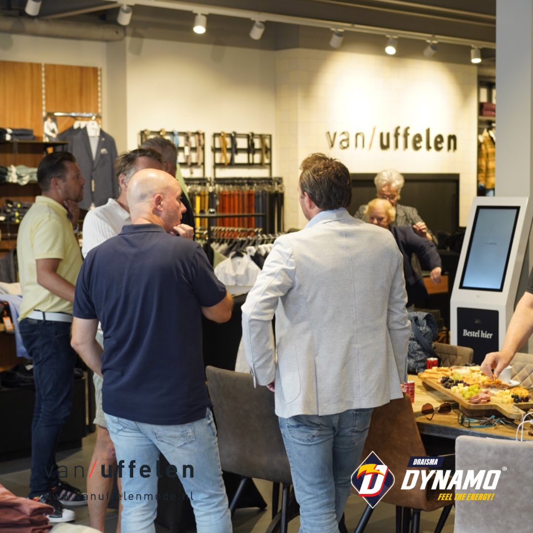 DraismaDynamod1's tweet photo. Met een knipoog naar het verleden
In Apeldoorn kent het topvolleybal een sterke binding met kleding. Met Van Uffelen mode loopt iedereen er naast het veld de komende jaren weer stijlvol bij.
@VanUffelenMode @Dynamovolleybal #volleyball #mode #nevobo https://t.co/t5RR5voGTi