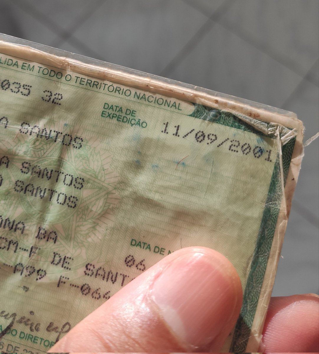 oxb2's tweet photo. Onde vc tava no dia 11 de Setembro? 
Tinha ido fazer meu 1° RG e na volta passei no shopping, vi muitas  pessoas assustadas na frente da tv vendo o Plantão da Globo. eles falavam de guerra e na minha cabeça tinha começado o apocalipse
Até hj guardo essa identidade, dia marcante https://t.co/mRMRaxZaOI