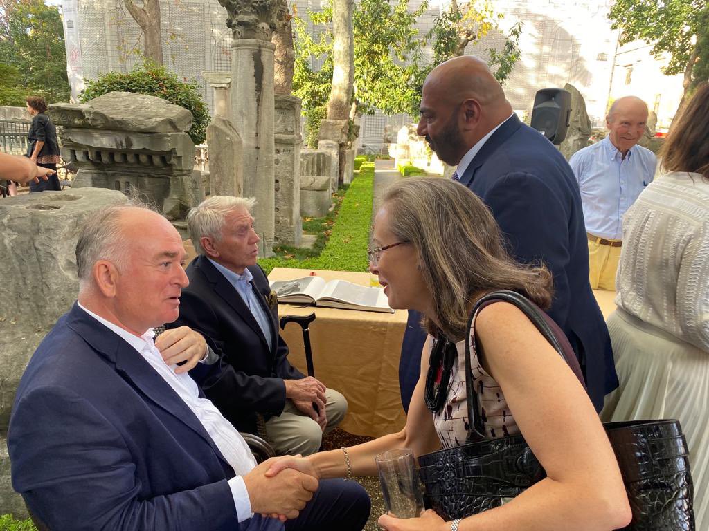 KenanPoleo's tweet image. Sir Don McCullin'in 'Journeys Across Roman Asia Minor’ 📚 adlı son eserinin tanıtım gecesine İstanbul Arkeoloji Müzeleri Müdürü Rahmi Asal ile birlikte ev sahipliği yapmaktan memnuniyet duydum. @CornucopiaMag