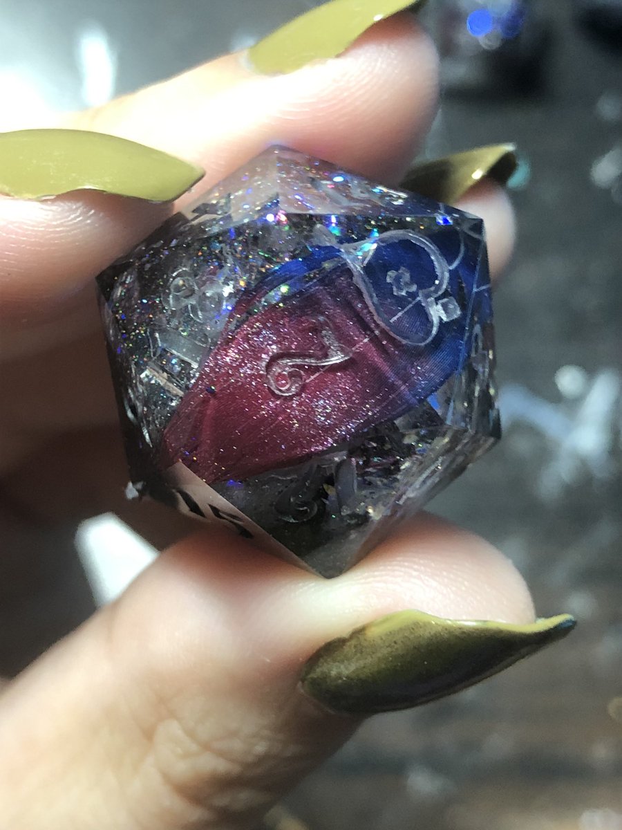 HealersHug's tweet image. Sometimes the things you plan the least turn out the best. This set was originally going to be based off of one of the monsters from dnd but I decided last minute to throw out those plans and just go with the feeling. 
#handmadedice #dnd #dungeonsanddragons #ttrpg #dice #diceset