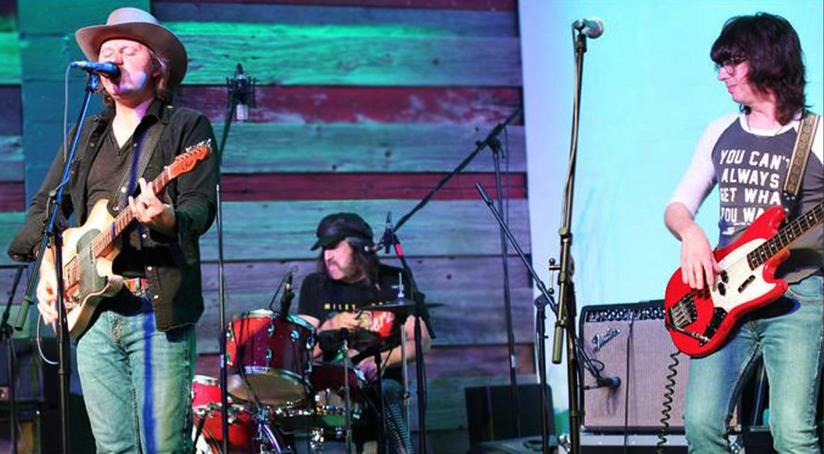 This Friday! September 15th <a href="/The_Met_RI/">TheMetRI</a>
#thesilks #themet #providence #pawtucket #rhodeisland #live #music #hometownthrowdown