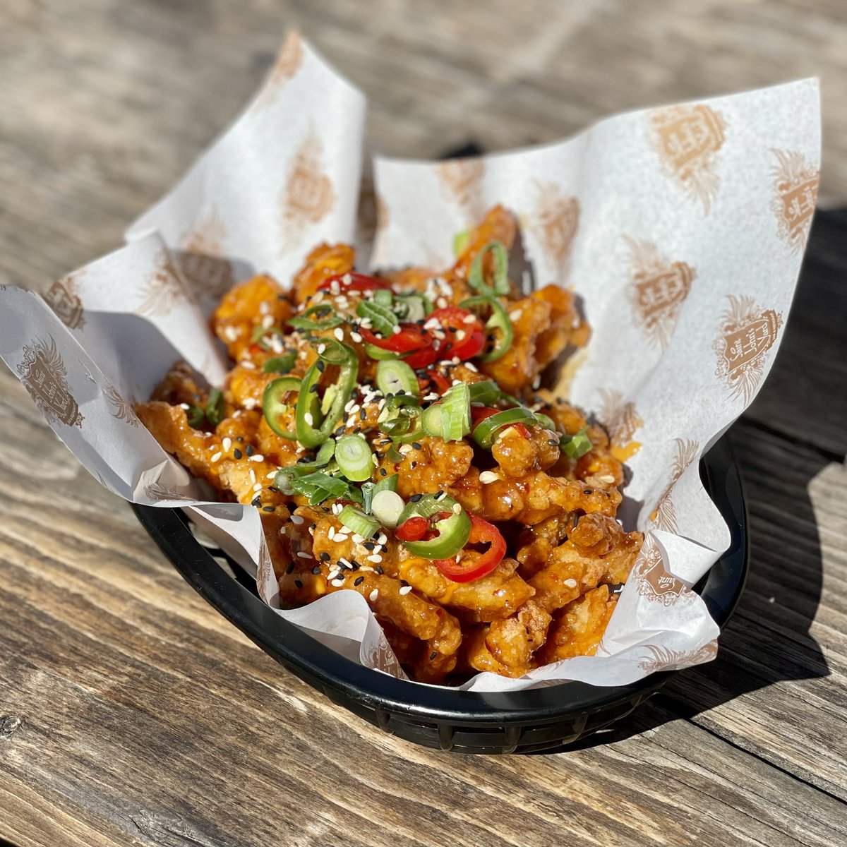We’ve got another new addition to our light bites menu for you to try! And it’s a goodn’ 😍

Salt and Pepper Crispy Shredded Chicken - in a ginger and garlic sweet chilli sauce, with a Thai mayo, chillies, spring onions and sesame seeds!