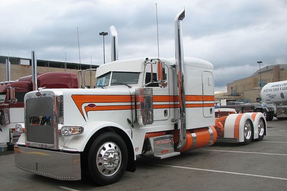 TruckingDepot's tweet photo. A lot of attention to detail in this beautiful rig! #Trucking #TruckingDepot #Truckers https://t.co/lK1IGMXQj2