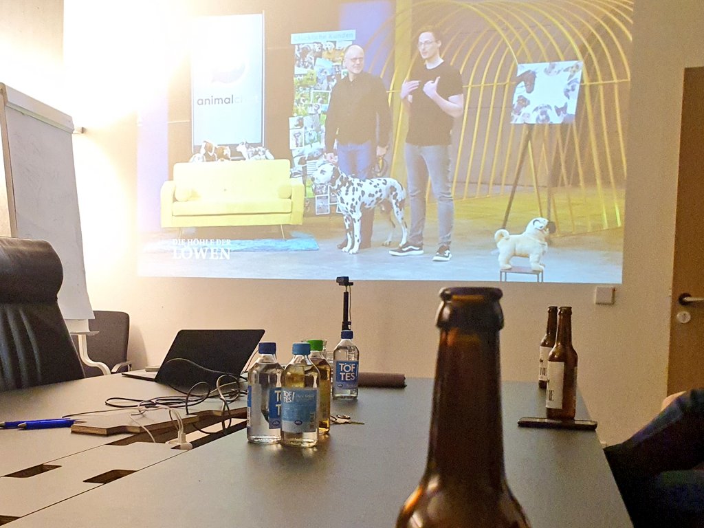 DigitalHubMs's tweet photo. Daumen drücken für #Animalchat heute beim @voxdhdl viewing im Digital Hub. 🍿🍿🍿 https://t.co/dkuSPZOqEh