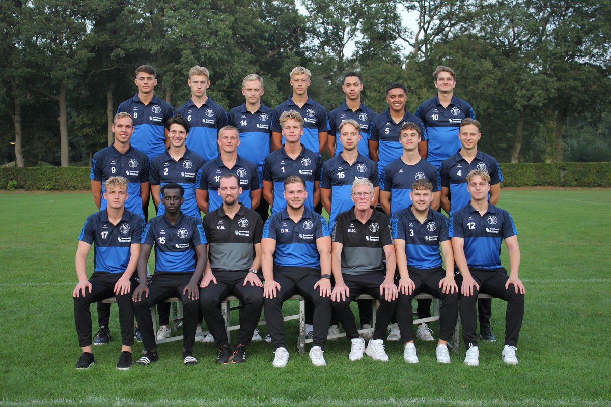 1_jo23's tweet photo. Vandaag de teamfoto's gemaakt voor het seizoen 2023-2024.
Alle kleding en tassen zijn aangeboden door onze sponsor Bouwbedrijf Rotteveel.
Namens de 023-1 werd Johan in het zonnetje gezet.
Bedankt Bouwbedrijf Rotteveel. https://t.co/zDKMeNX0BR