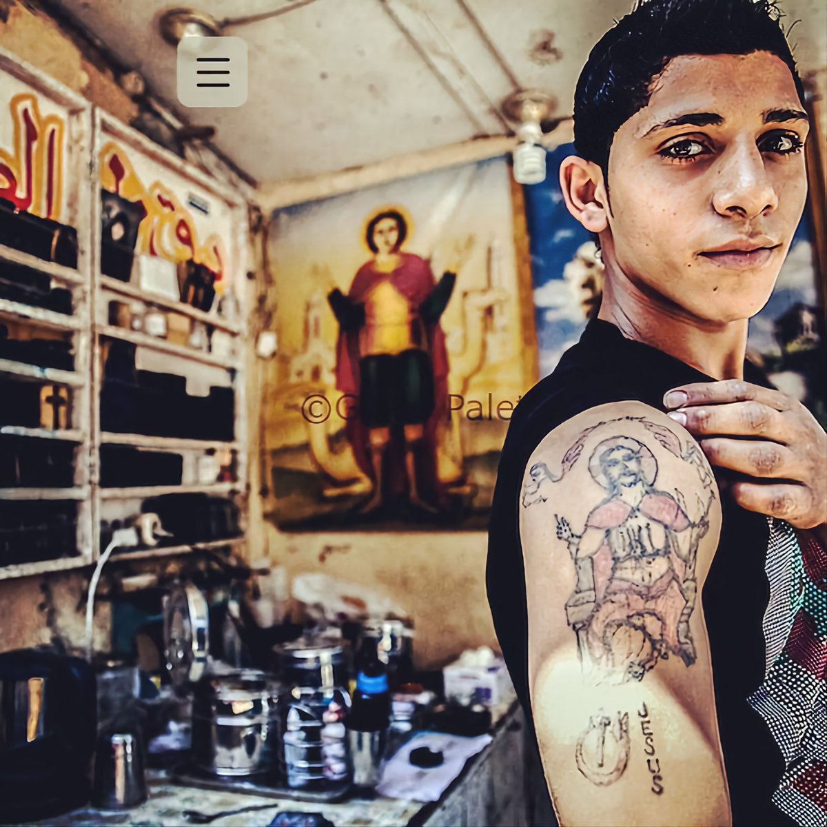 Chico Copto con un tatuaje cristiano en el Cairo, donde son perseguidos a causa de su fe en Cristo  #WeareN 
#CristianosPerseguidos