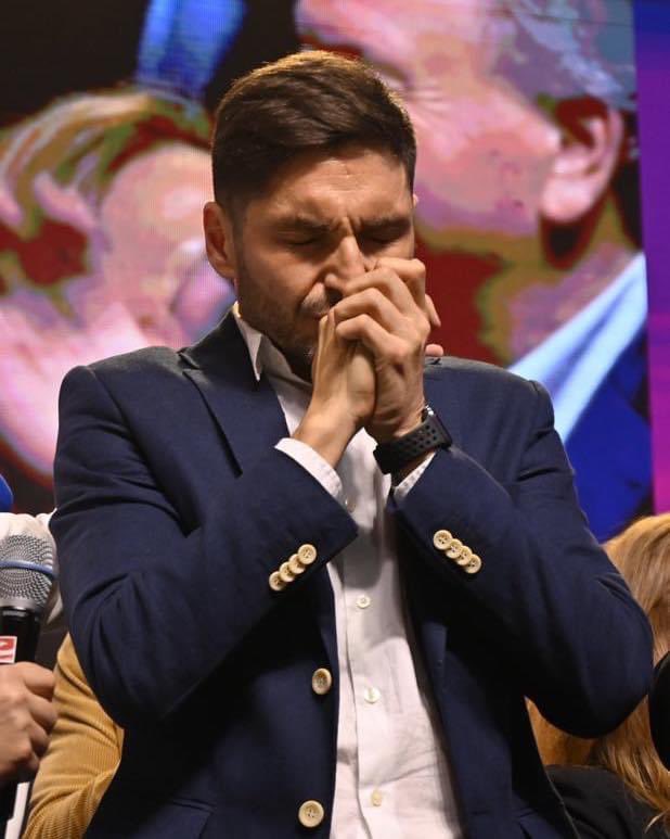 maxipullaro's tweet photo. Solo tengo palabras de agradecimiento para cada habitante de esta provincia. Me siento muy feliz de que me hayan honrado con este compromiso que asumo con la convicción de que Santa Fe tiene todo para salir adelante. Ayer dimos un primer paso de cara a los cambios que propusimos. En eso quiero ser claro. Vamos a trabajar 24/7 cada hora que estemos despiertos para hacer un buen gobierno y sólo voy a estar satisfecho si en el 2027 la provincia y los santafesinos estamos mejor

Voy a ser un gobernador presente, que se va a hacer cargo de los problemas que tenemos, y no voy  desaprovechar  todas las oportunidades que tenemos como provincia. Santa Fe es potente, si nos unimos y somos claros en los objetivos seremos una provincia donde se va a vivir mucho mejor

Quiero agradecer a todos los que nos acompañaron, a productores,  empresarios, emprendedores, trabajadores, docentes, intendentes, jefes comunales, a quienes les explicamos nuestras propuestas, pero a quienes escuché mucho.  

A todos les digo que desde el 10 de diciembre voy a tomar decisiones claras y concretas, porque tengo la responsabilidad de generar los cambios que nos propusimos. Santa Fe puede, unidos podemos. 

Muchas gracias