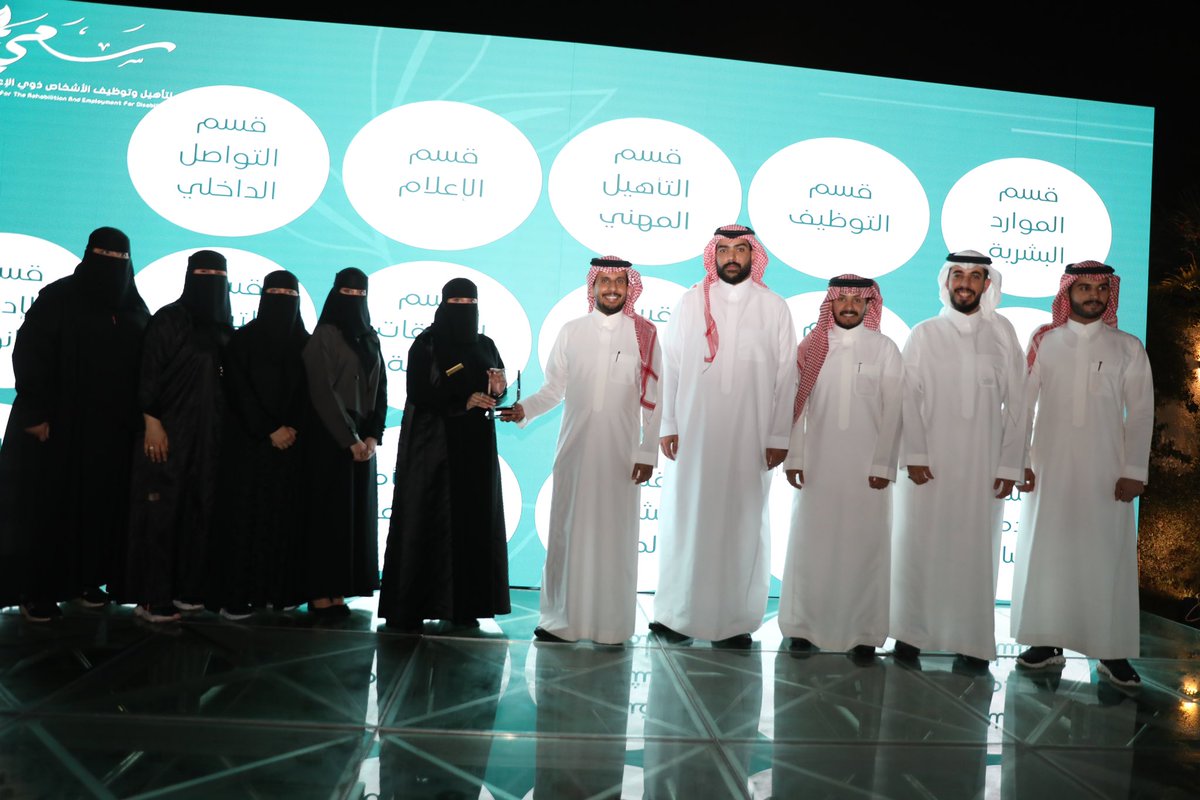 Sundos_alfheed's tweet photo. أهم امر يجب ان يذكر خلال هذي السنوات الاخيرة ، هو أهم عامل لنجاح اي عمل كان ، اختيار الموظفين الصح ، وانا حقيقةً كنت محظوظة في اقوى فريق لغة إشارة قدر يحقق عمل رائع ومبهر خلال هذي السنوات و القادم أجمل ، أول الغيث قطرة 🤍🕊️

"الصورة ناقصها شخصين : ( " https://t.co/M6XnNTUV41